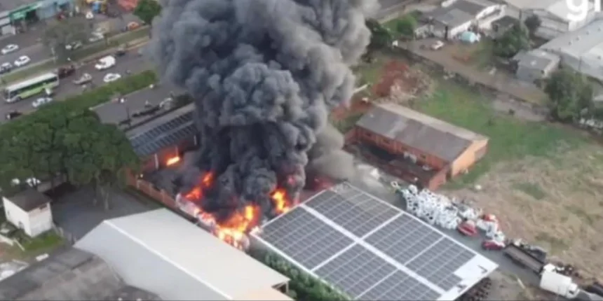 incêndio destrói parte de empresa de reciclagem de pneus, em Mandaguari