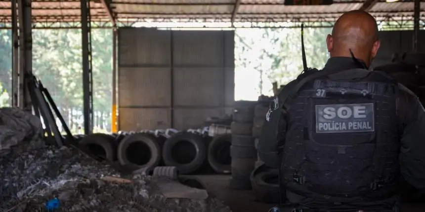 Mão de obra prisional transforma pneus usados em matéria-prima para asfalto no Paraná